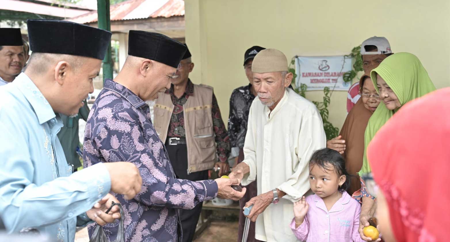 Gubernur Mahyeldi Tinjau Pelayanan Panti Sosial Tresna Werdha KSI Batusangkar. (pemprov)