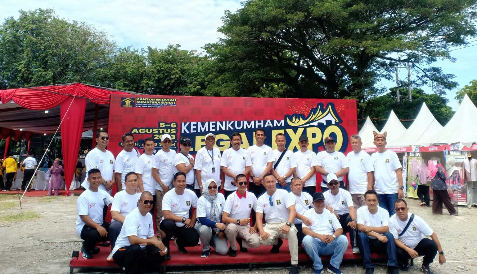 Foto bersama usai pembukaan Legal Expo