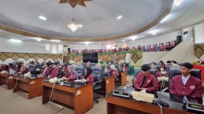 Mahasiswa Fisipol Unes yang studi lapangan di DPRD Padang.