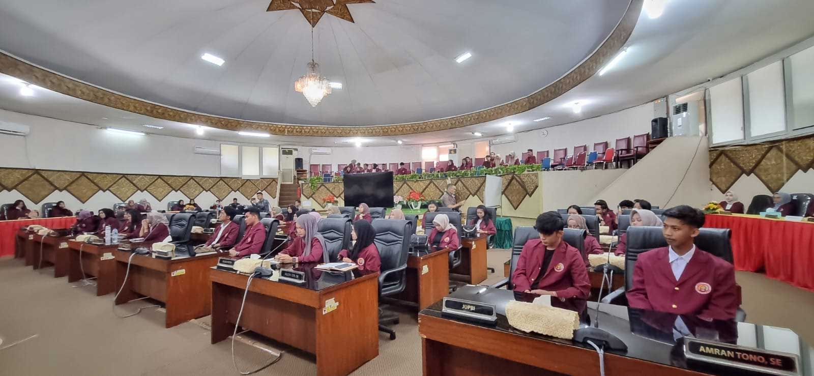 Mahasiswa Fisipol Unes yang studi lapangan di DPRD Padang.