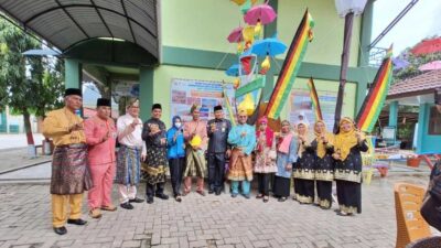 Foto bersama setelah penyerahan penghargaan. (riau.go.id)