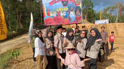 Mahasiswa KKN Unand foto bersama di destinasi wisata Nagari Panyakalan Kubung, Kabupaten Solok.