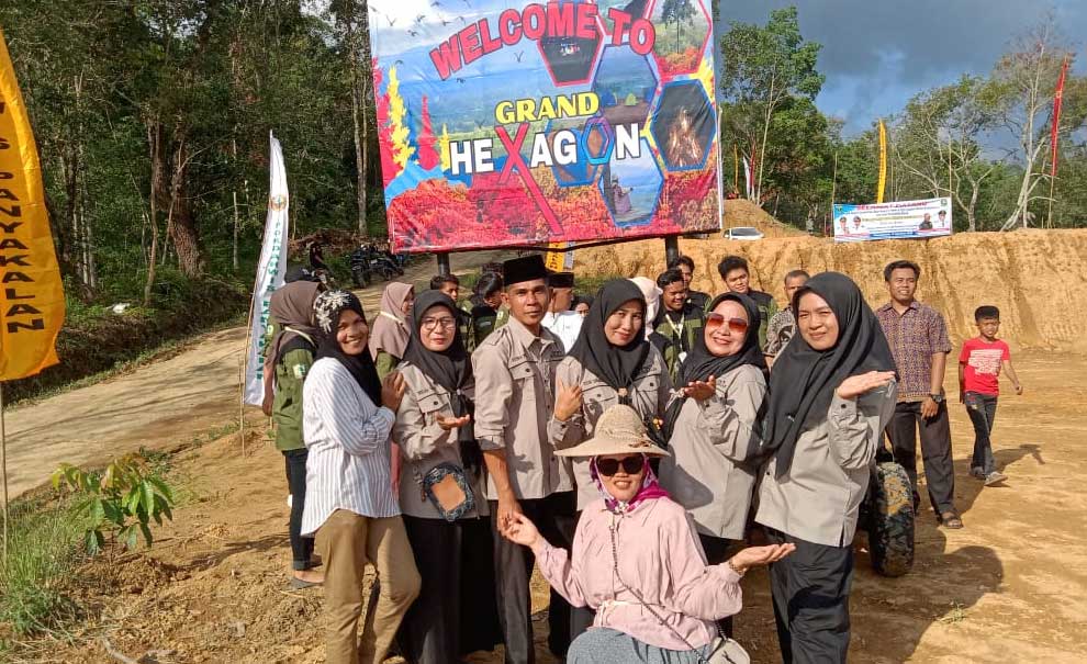 Mahasiswa KKN Unand foto bersama di destinasi wisata Nagari Panyakalan Kubung, Kabupaten Solok.