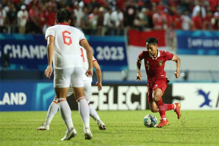 Pemain Indonesia kuasai bola saat laga final lawan Vietnam