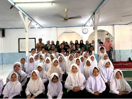 Mahasiswa bersama anak yang ikut pelatihan bahasa Inggris