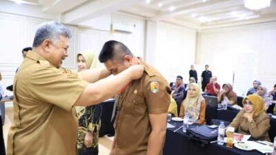 Wali kota pasangkan tanda peserta pelatihan
