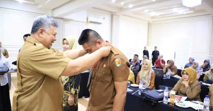 Wali kota pasangkan tanda peserta pelatihan