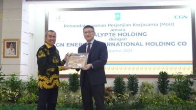 Gubernur Riau, Syamsuar dan Executive Chairman Calypte Holding, Iskandar usai penandatanganan MoU. (riau.go.id)