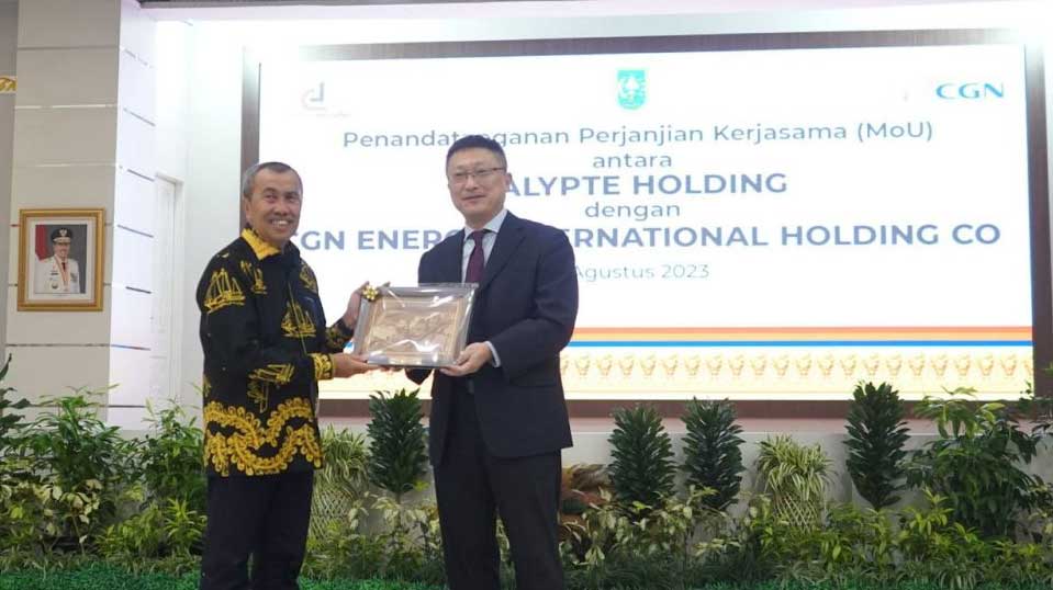 Gubernur Riau, Syamsuar dan Executive Chairman Calypte Holding, Iskandar usai penandatanganan MoU. (riau.go.id)