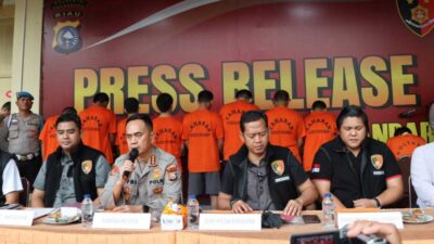 Polresta Pekanbaru berikan keterangan pers terkait penangkapan tahanan yang kabur dari Polsek Rumbai. (riau.go.id)