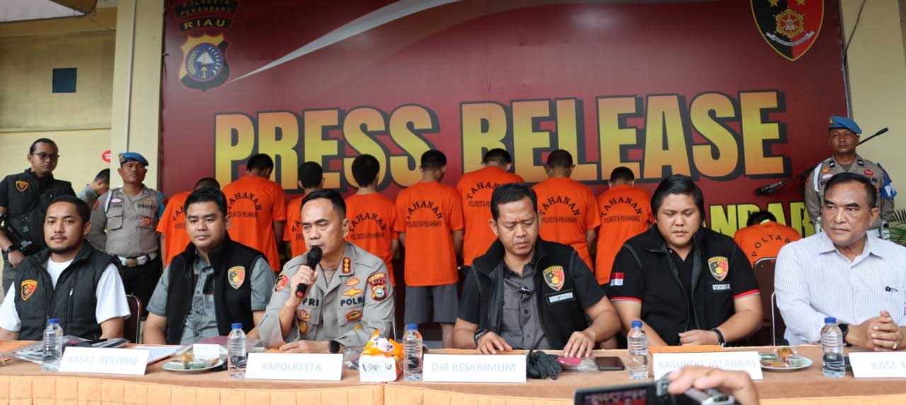 Polresta Pekanbaru berikan keterangan pers terkait penangkapan tahanan yang kabur dari Polsek Rumbai. (riau.go.id)
