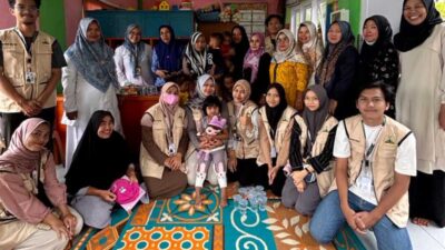 Mahasiswa Unand bersama ibu-ibu di posyandu