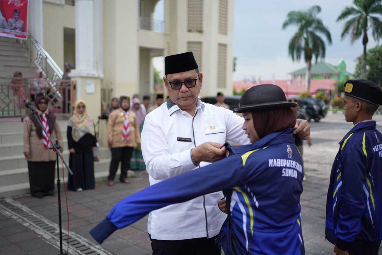 Bupati pasangkan jaket pada anggota kontingen pramuka yang berangkat ke raimuna
