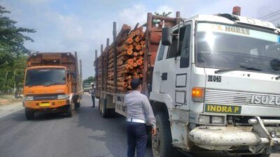 Petugas Dinas Dinas Perhubungan Riau adakan razia guna memeriksa kelengkapan kendaraan. (riau.go.id)