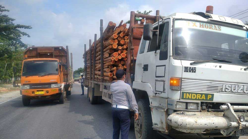 Petugas Dinas Dinas Perhubungan Riau adakan razia guna memeriksa kelengkapan kendaraan. (riau.go.id)