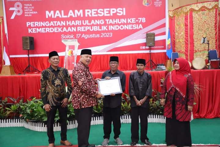 Wali Kota Solok berikan hadiah pada pemenang lomba