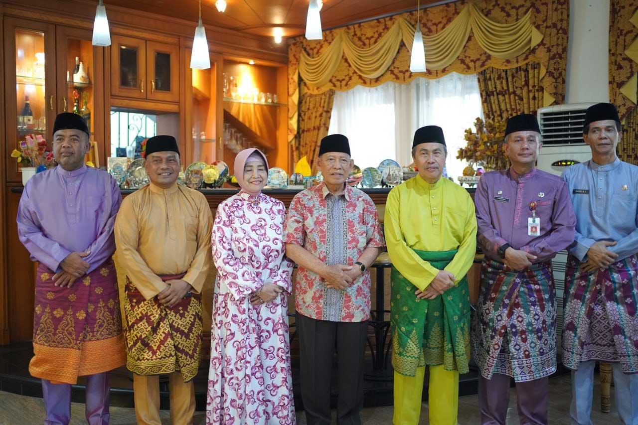 Gubernur Riau, Syamsuar sejumlah pejabat pemprov kunjungi mantan Gubernur Riau, Saleh Djasit. (riau.go.id)
