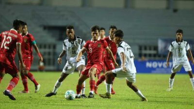 Pemain Indonesia dan Timor Leste berebut bola pada lanjutan pertandingan Piala AFF. (pssi)