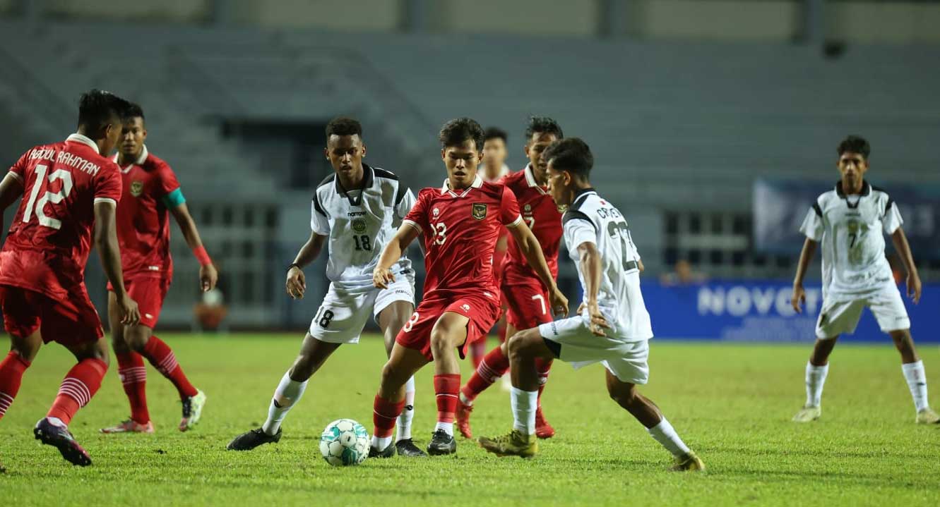 Pemain Indonesia dan Timor Leste berebut bola pada lanjutan pertandingan Piala AFF. (pssi)