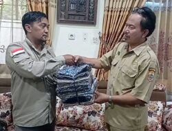 Banyak Sekolah Jual Seragam dengan Harga Mahal, Wartawan yang Satu Ini Sumbangkan Seragam bagi Anak Kurang Mampu