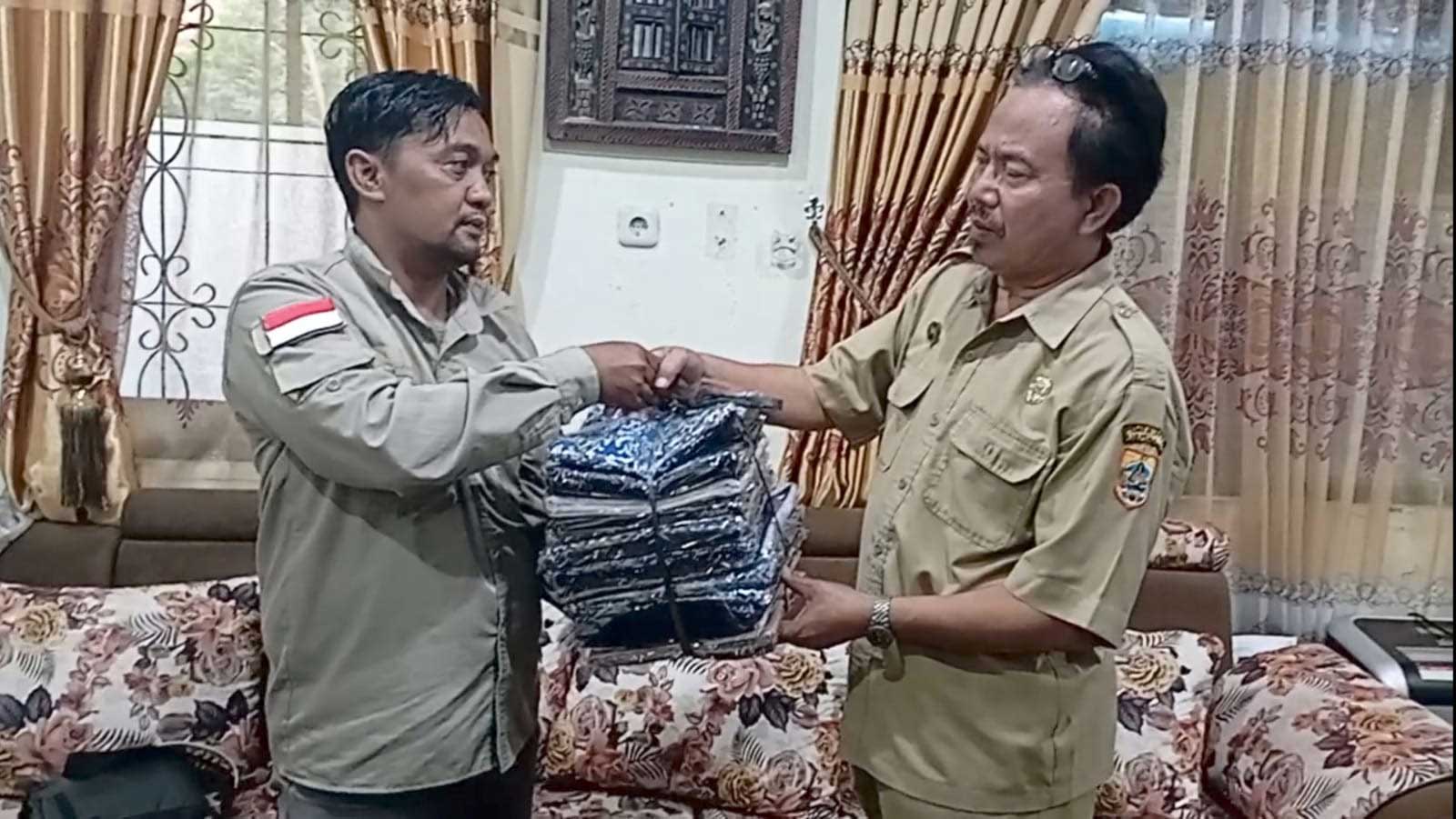 Seorang wartawan di Pemalang, Jawa Tengah sumbang seragam bagi anak keluarga kurang mampu