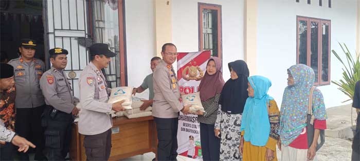 Kapolres Dharmasraya serahkan bantuan pada warga Gunung Selasih