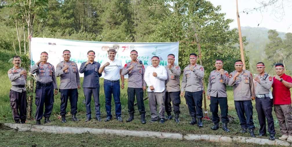 Foto bersama usai penanaman pohon di Mapolres Solok, Arosuka.