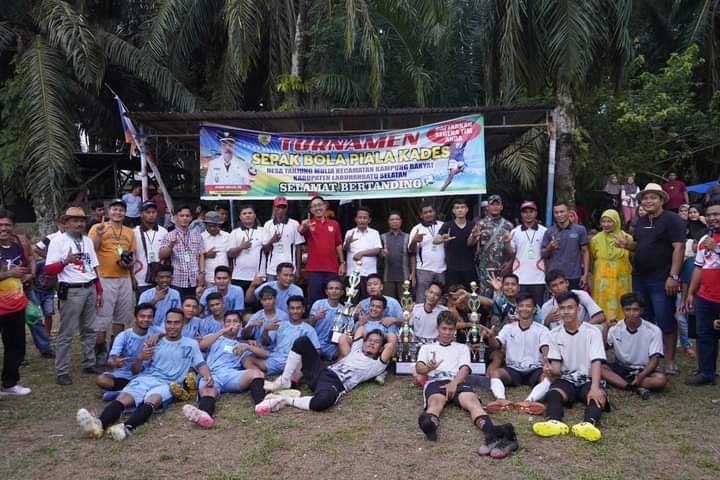 Bupati Labusel bersama pemain yang juara Piala Kepala Desa Tanjung Mulia