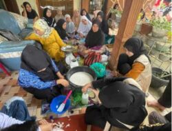 Diedukasi Mahasiswa KKN Unand, Kelompok Wanita Tani Arai Pinang Tertarik dengan Pestisida Nabati