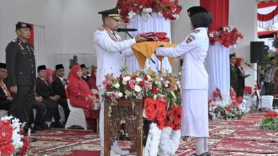 Wagub Audy Joinaldy terima bendera dari anggota paskibraka. (pemprov)