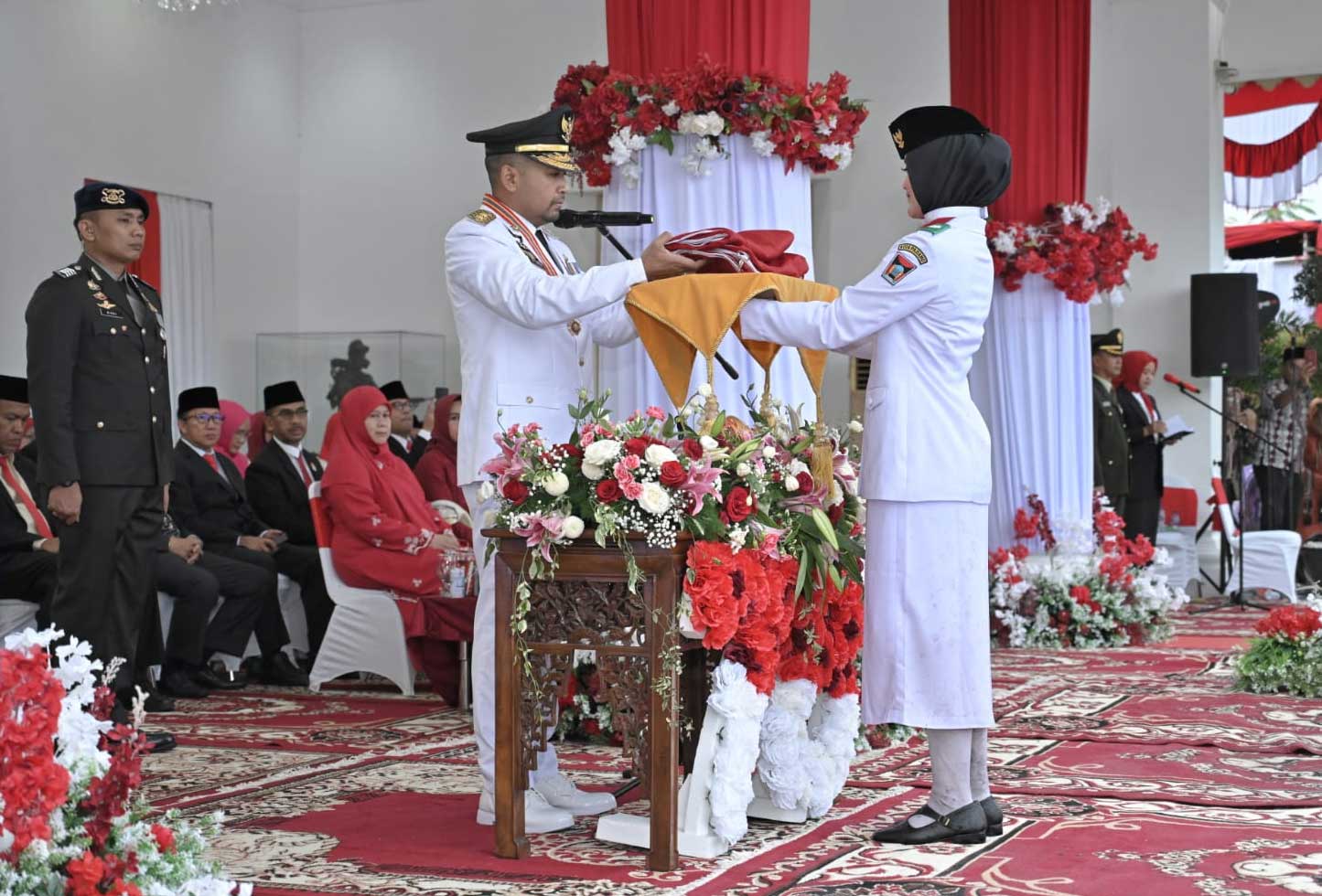 Wagub Audy Joinaldy terima bendera dari anggota paskibraka. (pemprov)
