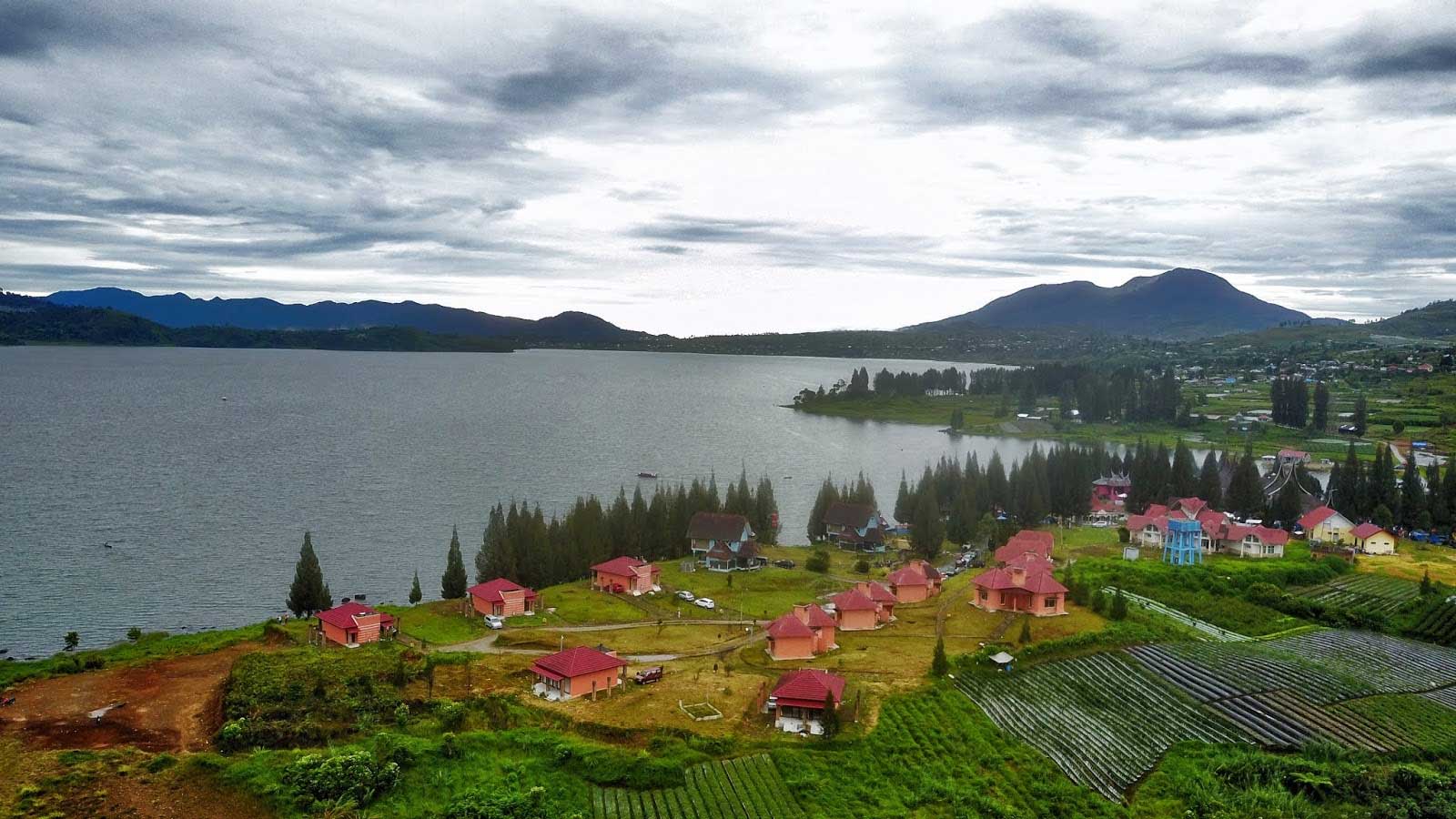 Danau Kembar di Kecamatan Lembah Gumanti memberikan panorama alam yang sejuk dipandang mata. (bisniswisata)