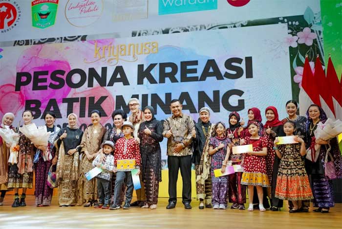 Foto bersama di sela kegiatan