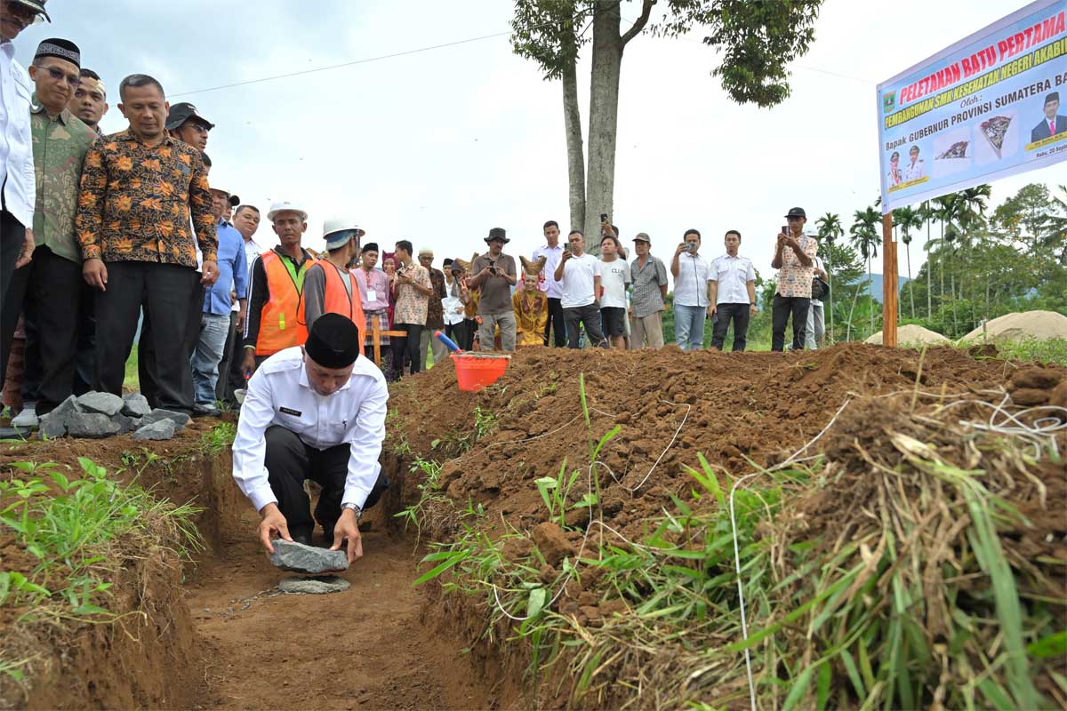Gubernur letakkan batu pertama pembangunan gedung SMK Kesehatan Akabiluru di Limapuluh Kota.