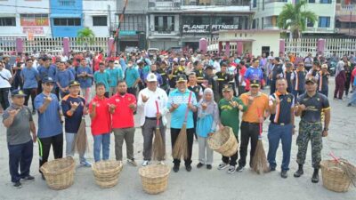 Aksi bersih-bersih sampah di pelabuhan Muaro Padang. (pemprov)