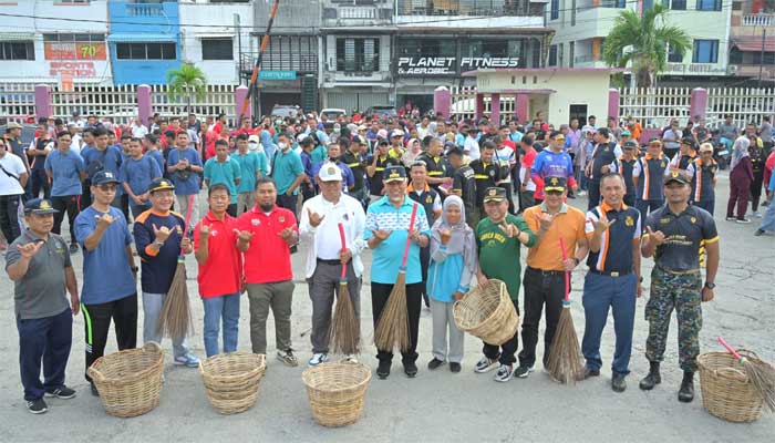 Aksi bersih-bersih sampah di pelabuhan Muaro Padang. (pemprov)