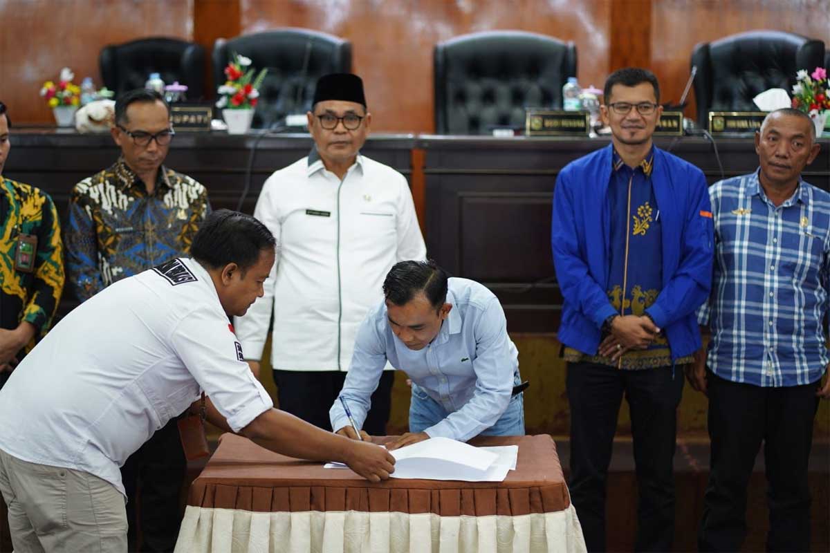 Penandatanganan berita acara pengesahan perda di DPRD Kabupaten Solok