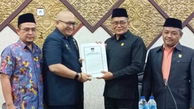 Ketua DPRD Padang, Syafrial Kani serahkan laporan reses ke Pemko Padang melalui Sekda Andre Algamar
