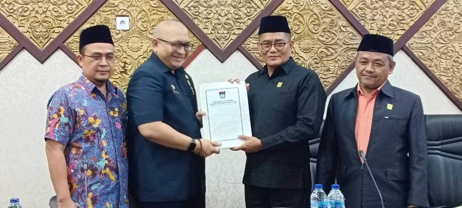 Ketua DPRD Padang, Syafrial Kani serahkan laporan reses ke Pemko Padang melalui Sekda Andre Algamar