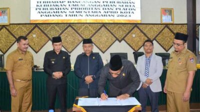 Ketua DPRD Syafrial Kani tandatangani persetujuan dewan atas pengesahan KUA-PPAS Anggaran 2023