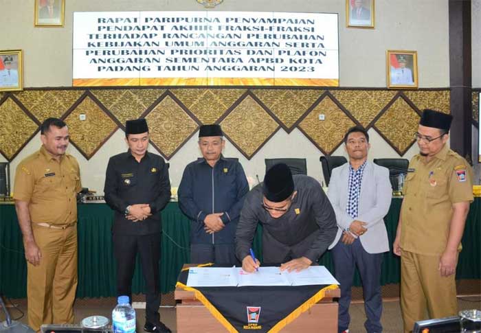 Ketua DPRD Syafrial Kani tandatangani persetujuan dewan atas pengesahan KUA-PPAS Anggaran 2023