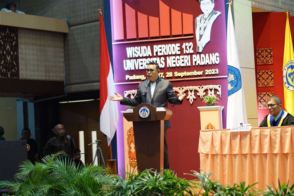 Bupati Epyardi Asda berikan orasi ilmiah pada wisuda ke-132 Universitas Negeri Padang