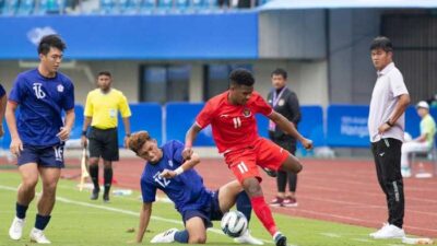 Pemain timnas Indonesia duel dengan pemain Taiwan di Asian Games 2023. (NOC Indonesia)