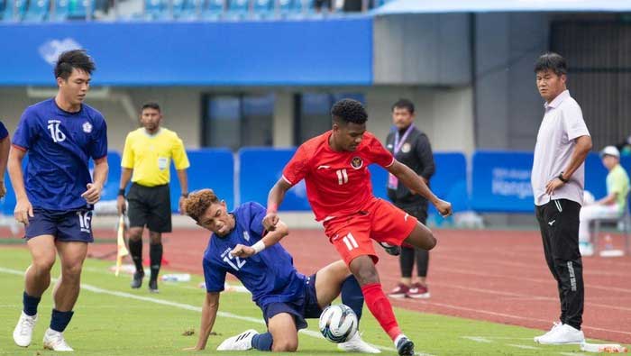 Pemain timnas Indonesia duel dengan pemain Taiwan di Asian Games 2023. (NOC Indonesia)