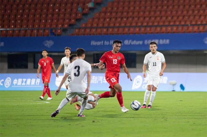 Pemain Indoesia berebut bola dengan pemain Kirgistan di Zhejiang Normal University East Stadium, Jinhua, China, Selasa (19/9/2023). (noc indonesia)