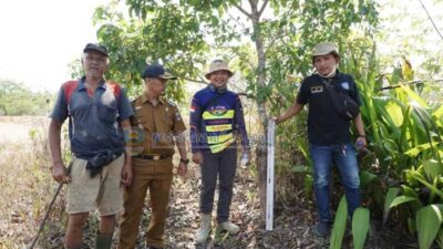 Jajaran pemerintahan dan warga pasang patok batas