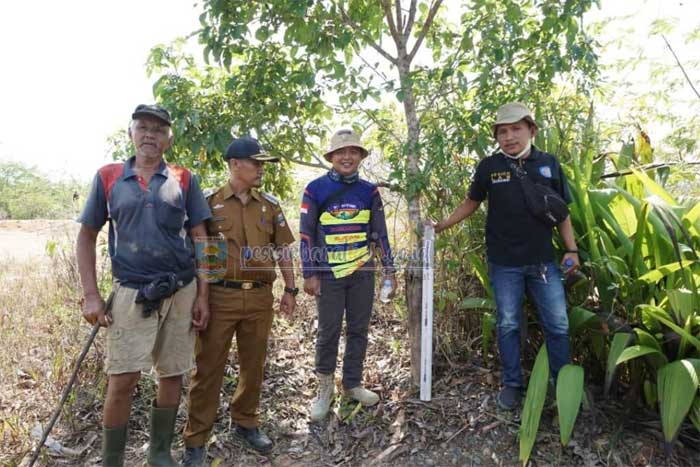 Jajaran pemerintahan dan warga pasang patok batas
