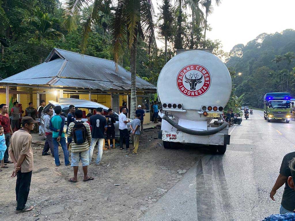Warga berkumpul di lokasi kecelakaan