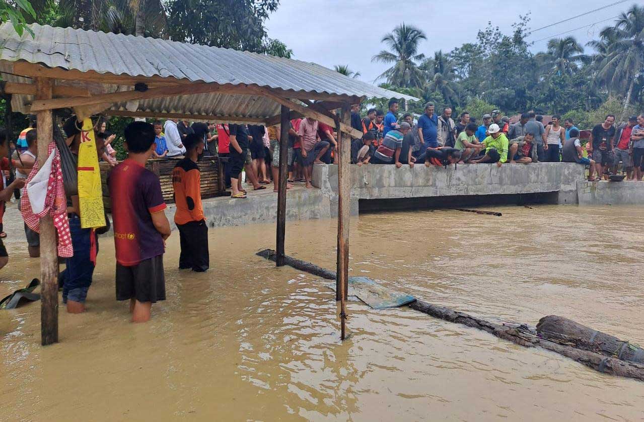 Air sungai meluap karena hujan deras di Nias.