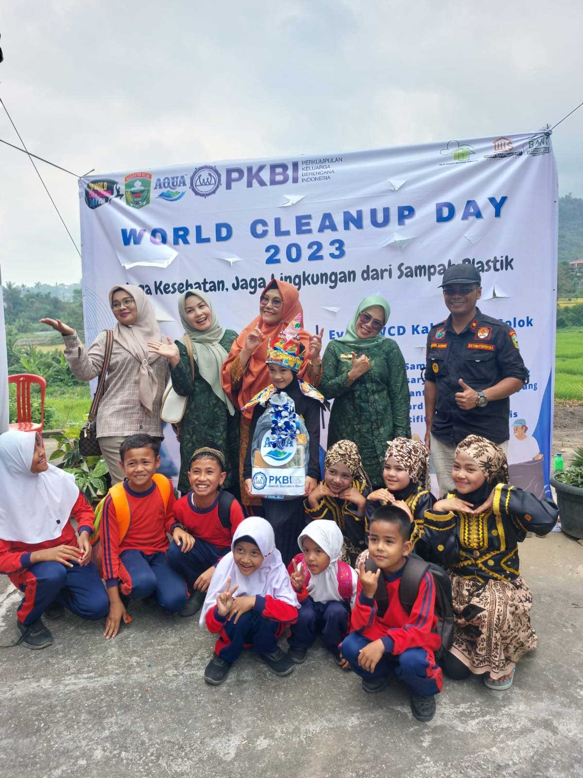 Wali Nagari Batang Barus Syamsul Azwar dan Ketua TP-PKK, Elsrianti Syamsul Azwar bersama guru dan para murid-murid usai aksi pungut sampah.